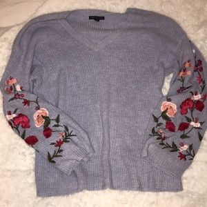 AMERICAN EAGLE BLUE VNECK FLORAL SLEEVE SWEATER